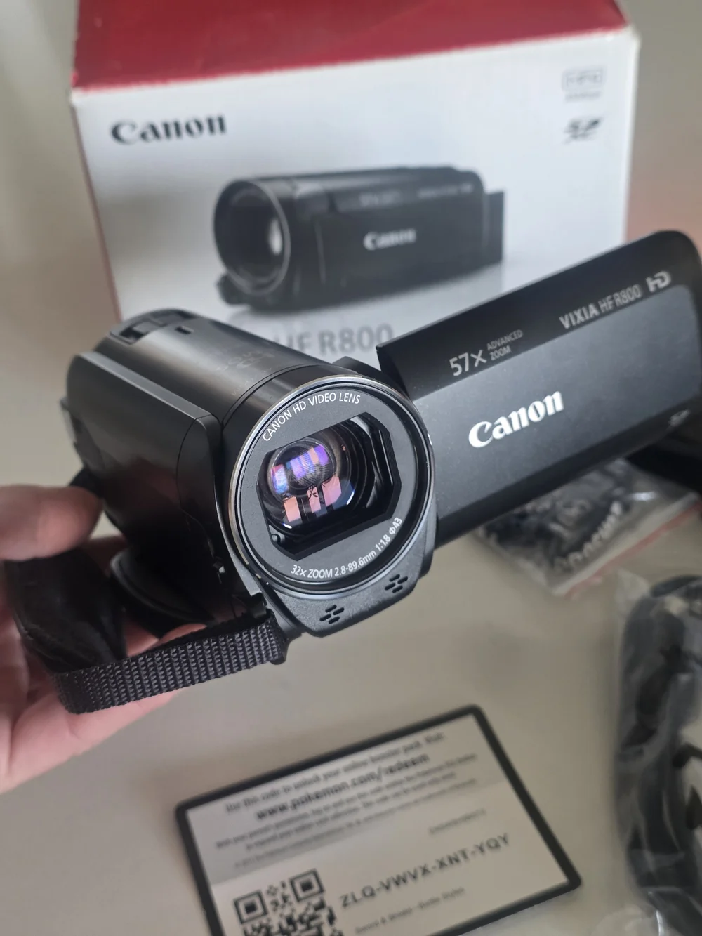 Canon VIXIA HFR800 Black and Red Retail Box